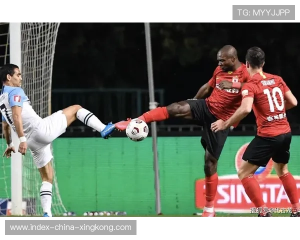 大连英博禁区前沿突然加速,一脚推射稍稍偏出 大连英博禁区前沿突然加速,一脚推射稍稍偏出