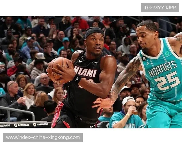 罗齐尔急停跳投得手,黄蜂稳住分差 罗齐尔急停跳投得手,黄蜂稳住分差