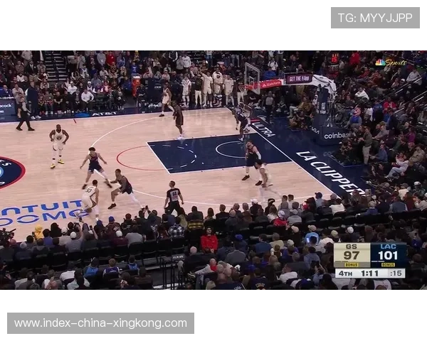 库里关键投篮再中，勇士主场观众沸腾